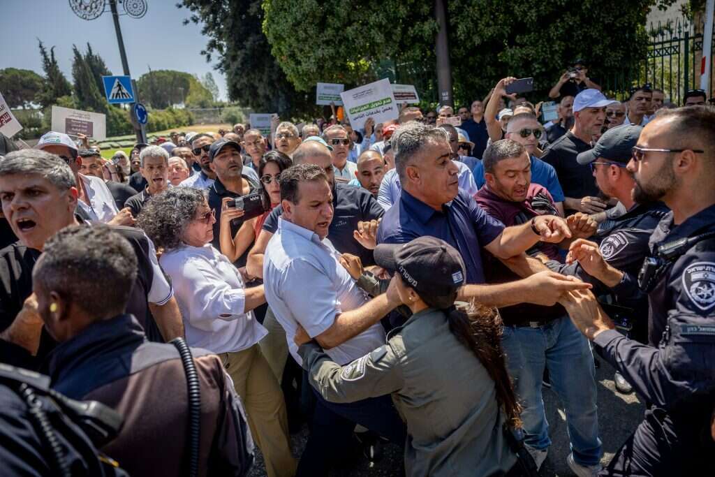"התנועות הלאומיות בחברה הערבית הן האויב מספר אחת של המגזר". חברי כנסת ערבים מתעמתים עם שוטרים בחודש שעבר. | יונתן זינדל, פלאש 90