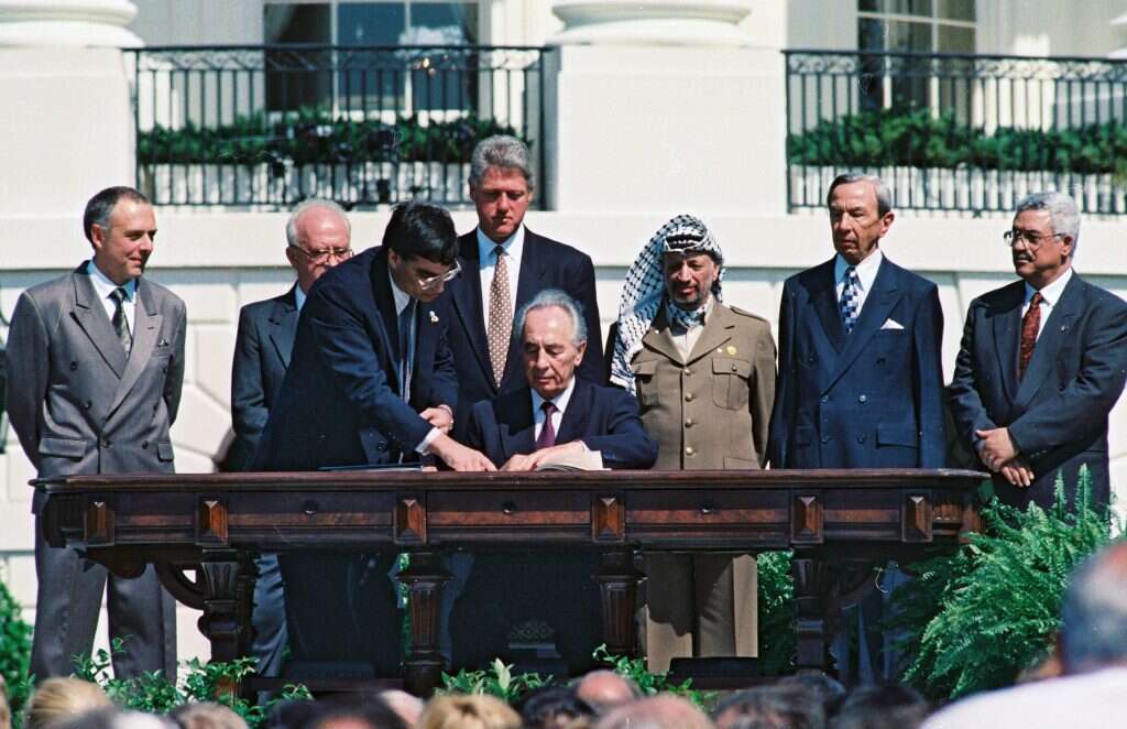 מערכת היחסים בין רבין לפרס הייתה מחרידה. טקס החתימה על ההסכמים בבית הלבן. | אבי אוחיון,לע"מ