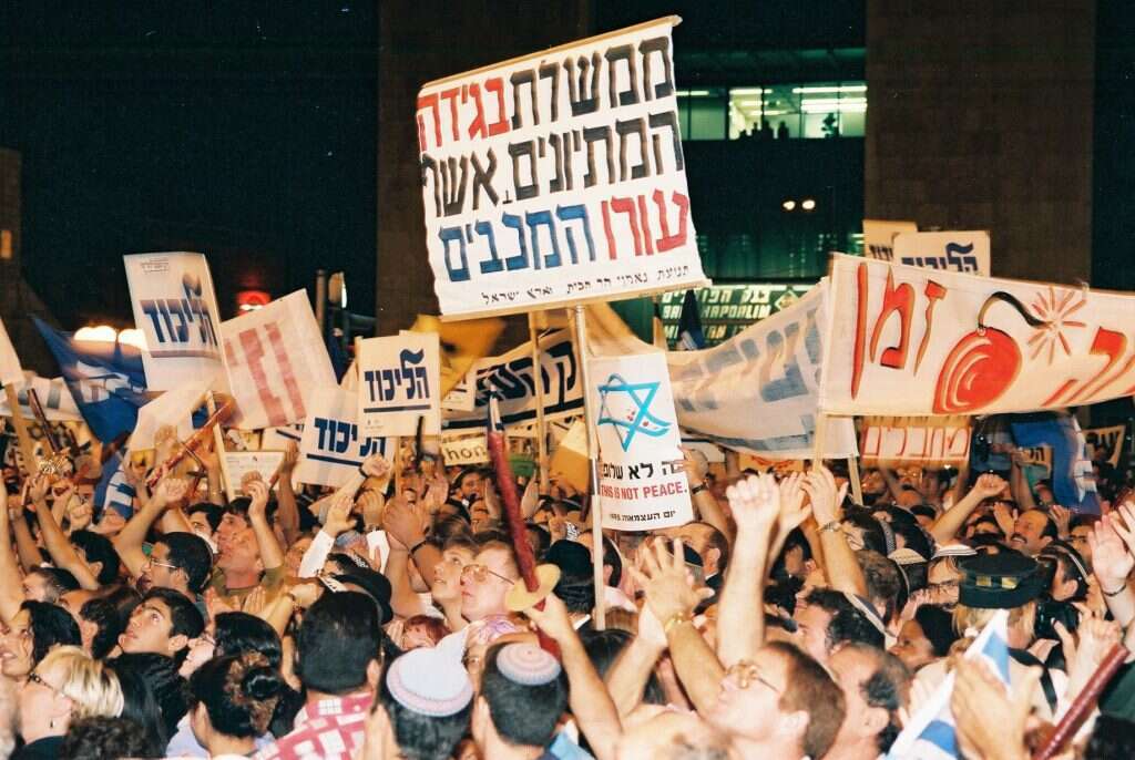 בניגוד להיום, אז לא היה למחאה גב תקשורתי. הפגנה נגד הסכם אוסלו, ירושלים 95'. | פלאש 90