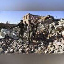 חיילים מחלצים גופו מההריסות במרוקו. | EPA/JALAL MORCHIDI