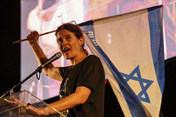 שקמה ברסלר בהפגנה בתל אביב. | AFP שקמה ברסלר בהפגנה בתל אביב. | AFP