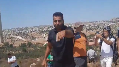 פלסטינים ופעילי שמאל שחדרו לעתניאל. | מסך