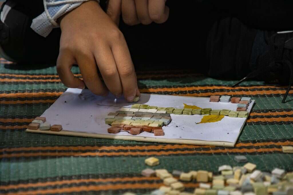 סדנה להכנת פסיפסים בחג הסוכות. | יולי שוורץ, רשות העתיקות