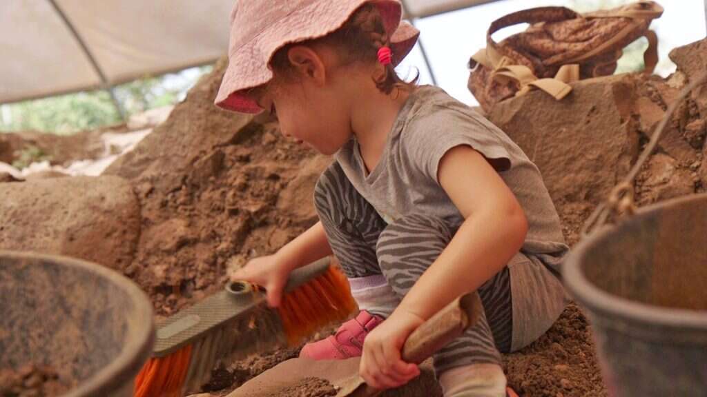 חפירות ארכיאולוגיות עם רשות העתיקות בעין קשתות. | אמיל אלג'ם, רשות העתיקות