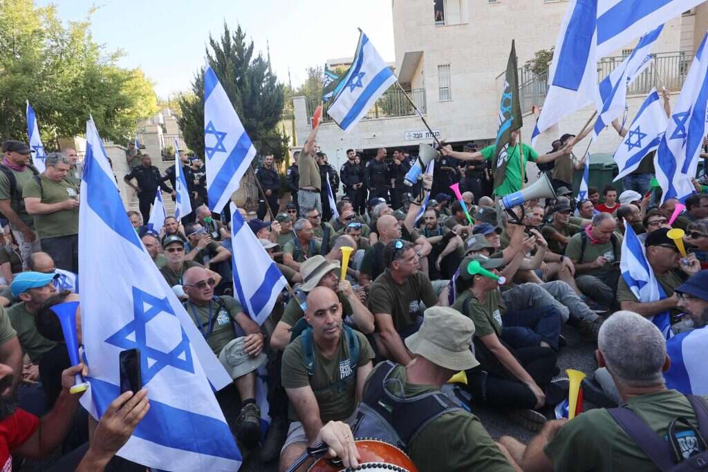 המפגינים הבוקר סמוך לביתו של לוין. | AFP