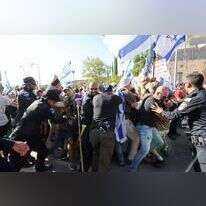 שוטרים הודפים את המפגינים הבוקר, סמוך לביתו של לוין. | AFP