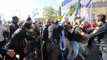 שוטרים הודפים את המפגינים הבוקר, סמוך לביתו של לוין. | AFP