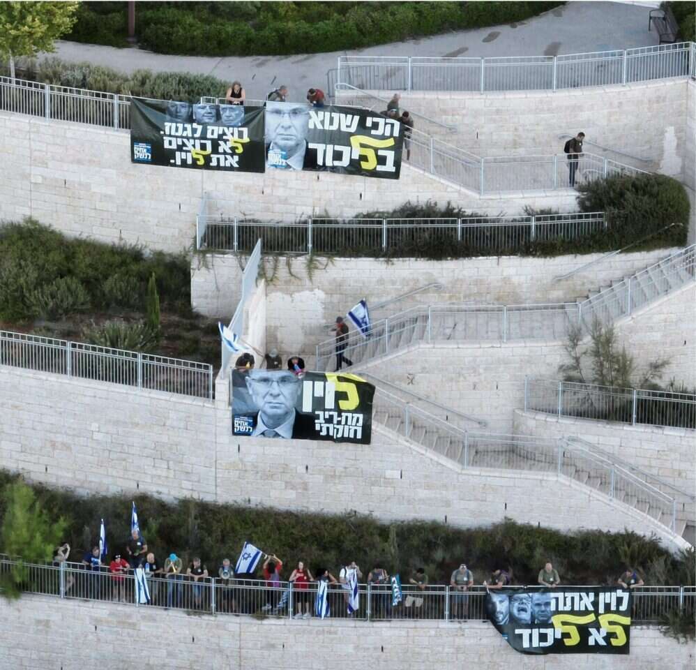 השלטים שנתלו מול ביתו של לוין. | ארגון אחים לנשק