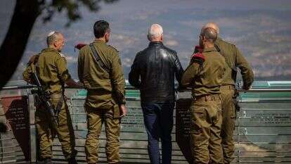 שר הביטחון יואב גלנט והרמטכ"ל הרצי הלוי משקיפים על גבול ישראל-לבנון. | דוד כהן, פלאש 90 שר הביטחון יואב גלנט והרמטכ"ל הרצי הלוי משקיפים על גבול ישראל-לבנון. | דוד כהן, פלאש 90