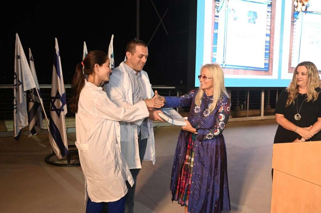 ד"ר מרים אדלסון בטקס "הענקת החלוק הלבן" באוניברסיטת אריאל. | אוניברסיטת אריאל