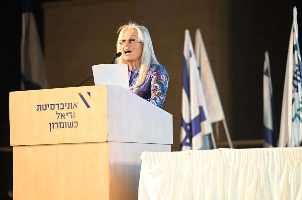 ד"ר מרים אדלסון בטקס "הענקת החלוק הלבן" באוניברסיטת אריאל. | אוניברסיטת אריאל