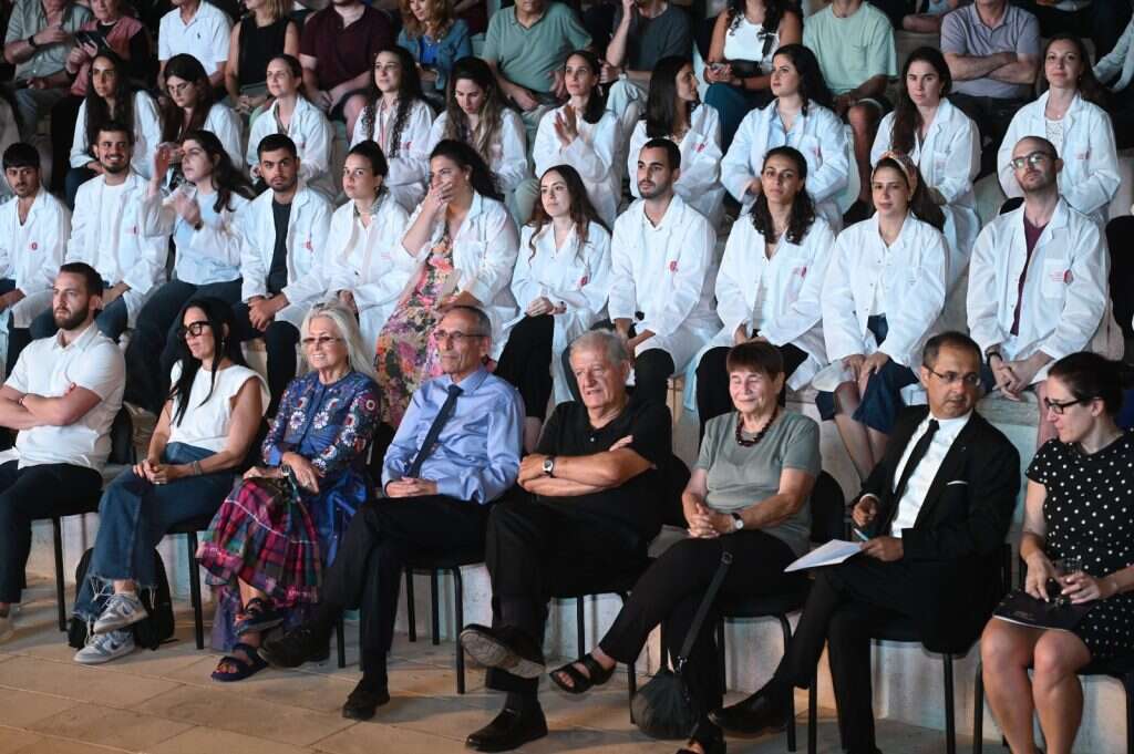 טקס "הענקת החלוק הלבן" לבוגרי בית הספר לרפואה באוניברסיטת אריאל. | אוניברסיטת אריאל