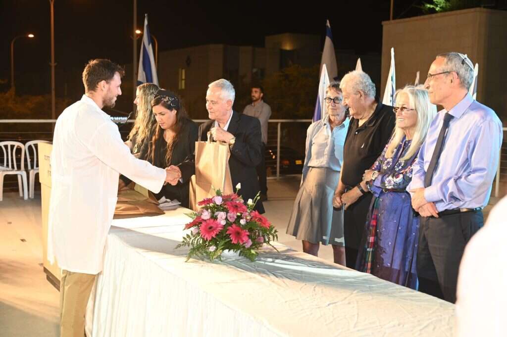 טקס "הענקת החלוק הלבן" לבוגרי בית הספר לרפואה באוניברסיטת אריאל. | אוניברסיטת אריאל