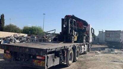 פינוי כלים כבדים מהמפעל. | משטרת ישראל