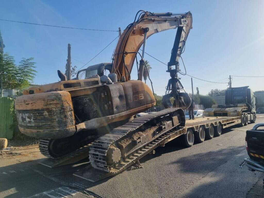 פינוי כלים כבדים מהמפעל.