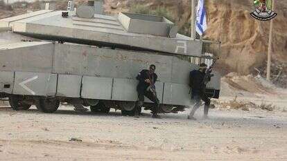 מחבלי חמאס מתרגלים השתלטות על טנק