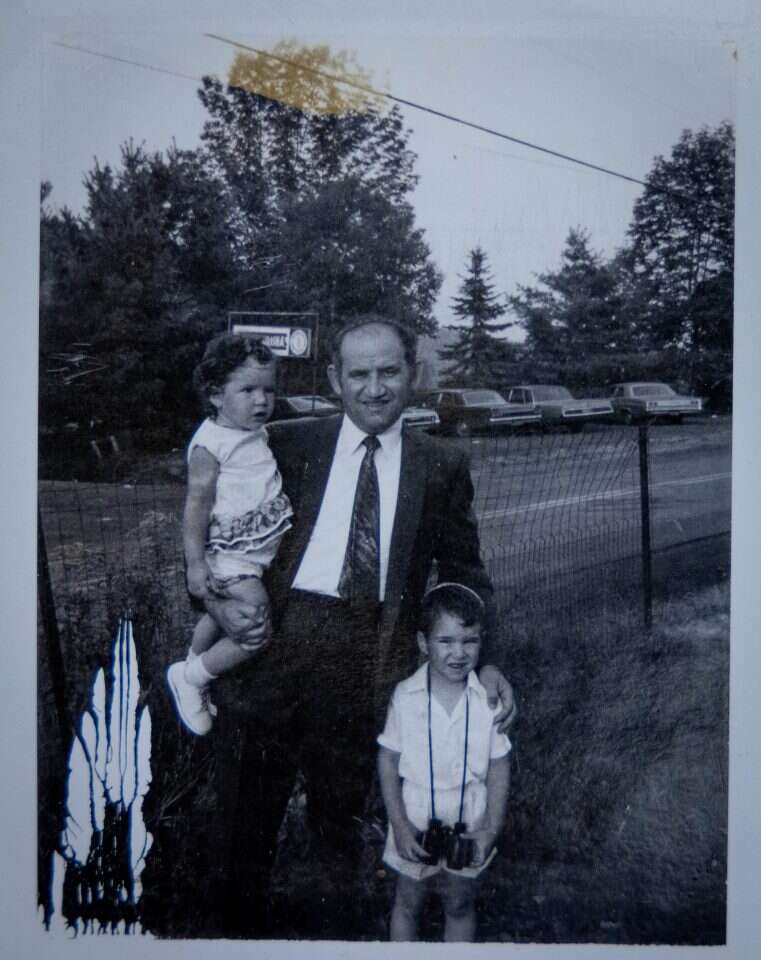 שמחה )ליאו( פישר עם שניים מילדיו, בעז ויוכי, בעת שליחות בארה"ב, 1970. | באדיבות המשפחה