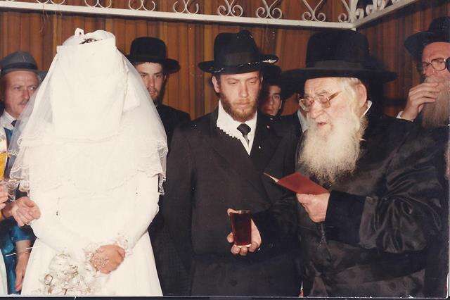 האדמו"ר ר' ברוך שלום אשלג בחתונתו של הרב גוטליב. | באדיבות המשפחה