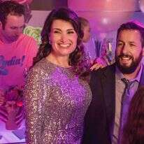 תרבות הצריכה במקום תרבות יהודית. אדם סנדלר ואשתו ג'קי בסרט "את מה זה לא מוזמנת לבת מצווה שלי". באדיבות נטפליקס