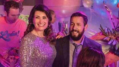 תרבות הצריכה במקום תרבות יהודית. אדם סנדלר ואשתו ג'קי בסרט "את מה זה לא מוזמנת לבת מצווה שלי". באדיבות נטפליקס