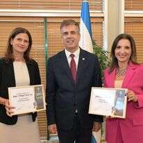 מיכל קוטלר וונש ופלר חסן-נחום, יחד עם שר החוץ אלי כהן. | שלומי אמסלם, לע"מ