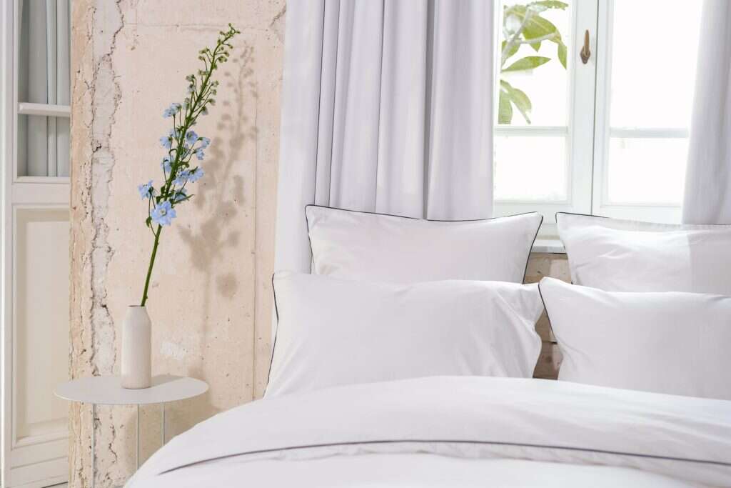 ליננז: סט מצעים זוגי קלאסי עם פס אפור כהה. מחיר מבצע 759 ש"ח במקום 949 ש"ח. | טל ברושל