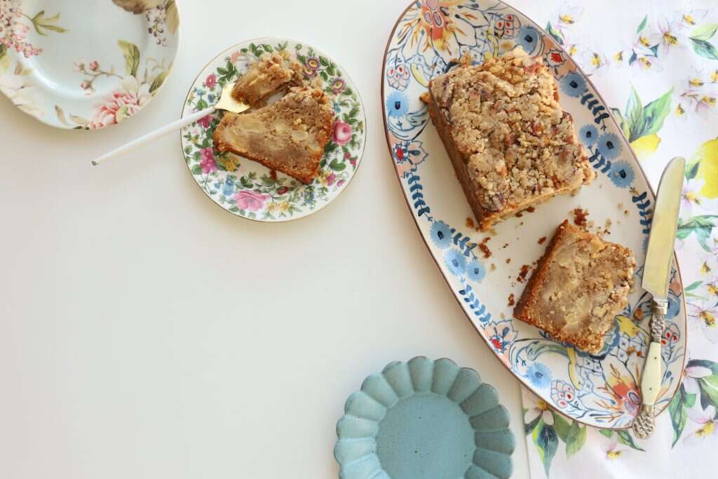 עוגה בחושה תפוחים וקראמבל. | אפרת ליכטנשטט