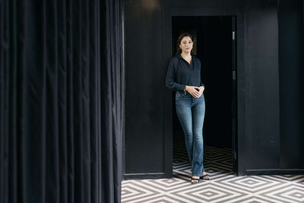 ליאל קייזר. | אבישג שאר-ישוב. איפור ושיער: ליאט בן שמשון. סטיילינג: דניאלה שנברון. צולם במלון בראון ביץ' תל אביב