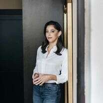 ליאל קייזר. | אבישג שאר-ישוב. איפור ושיער: ליאט בן שמשון. סטיילינג: דניאלה שנברון. צולם במלון בראון ביץ' תל אביב