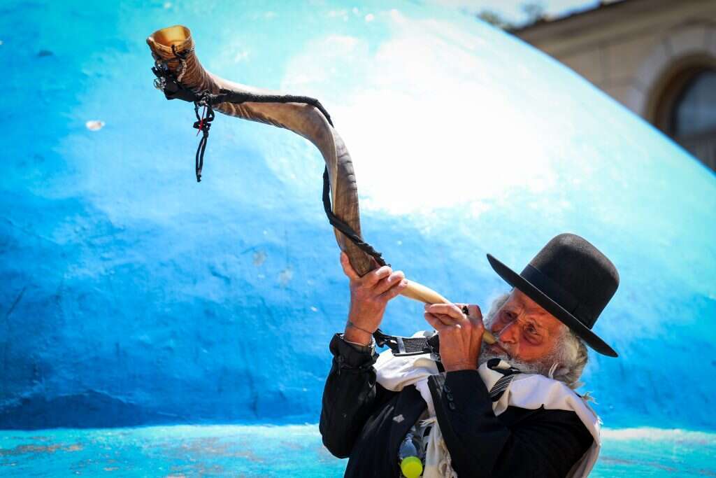 אדם תוקע בשופר | דוד כהן/פלאש90