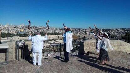 תקיעת שופר מול מקום המקדש. | ארנון סגל