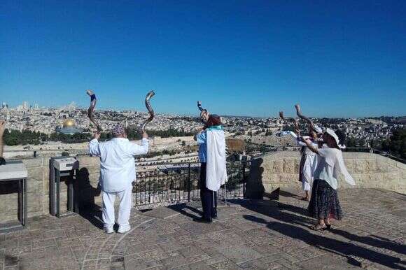 תקיעת שופר מול מקום המקדש. | ארנון סגל תקיעת שופר מול מקום המקדש. | ארנון סגל