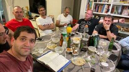 בכל העברת דף יש תחושה של התקדמות. שנבל, חברים והדף היומי