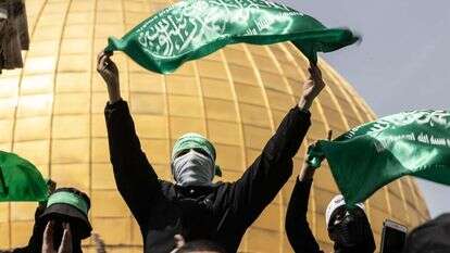דגל חמאס מונף בידי מתפרעים בהר הבית, רמדאן 2021. | גטי אימג'ס