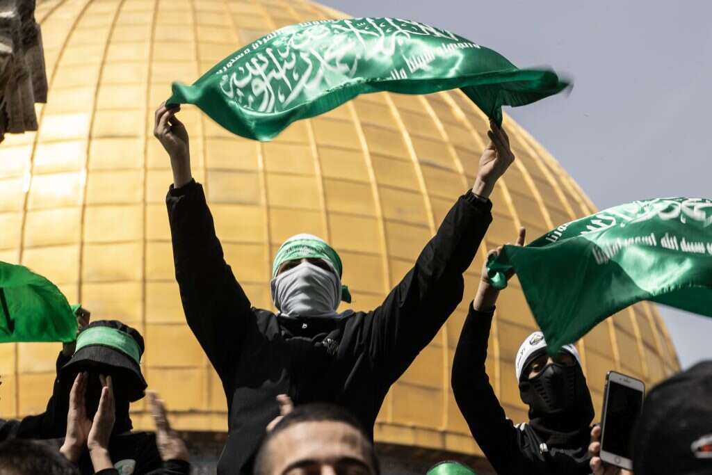 דגל חמאס מונף בידי מתפרעים בהר הבית, רמדאן 2021. | גטי אימג'ס