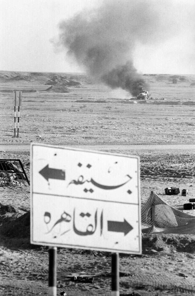 ההתגוננות בימים הראשונים הפכה לתקיפה ישראלית מנצחת. משאית מצרית מתלקחת בשדה הקרב בדרום סואץ. | גטי אימג'ס ההתגוננות בימים הראשונים הפכה לתקיפה ישראלית מנצחת. משאית מצרית מתלקחת בשדה הקרב בדרום סואץ. | גטי אימג'ס