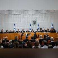 יש הרבה מה לסנן לפני בוא תשפ"ד, אבל דגל ישראל נדרש שוב להתגמש כדי לא להיקרע. הדיון בבג"ץ, השבוע. | יונתן זינדל, פלאש 90