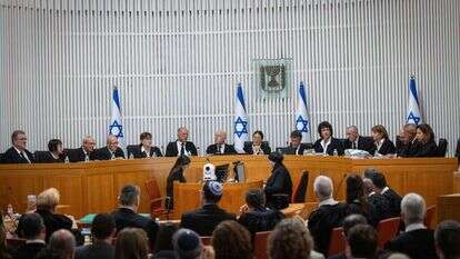 יש הרבה מה לסנן לפני בוא תשפ"ד, אבל דגל ישראל נדרש שוב להתגמש כדי לא להיקרע. הדיון בבג"ץ, השבוע. | יונתן זינדל, פלאש 90