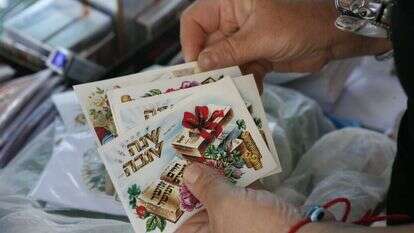 כרטיסי שנה טובה. | מיכל פטל, פלאש 90