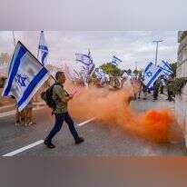 חברי תנועת "אחים לנשק" מוחים נגד שר האוצר בצלאל סמוטריץ', ליד ביתו בקדומים. | הלל מאיר/פלאש90