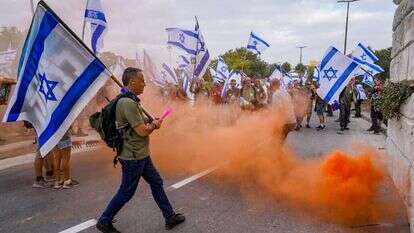 חברי תנועת "אחים לנשק" מוחים נגד שר האוצר בצלאל סמוטריץ', ליד ביתו בקדומים. | הלל מאיר/פלאש90