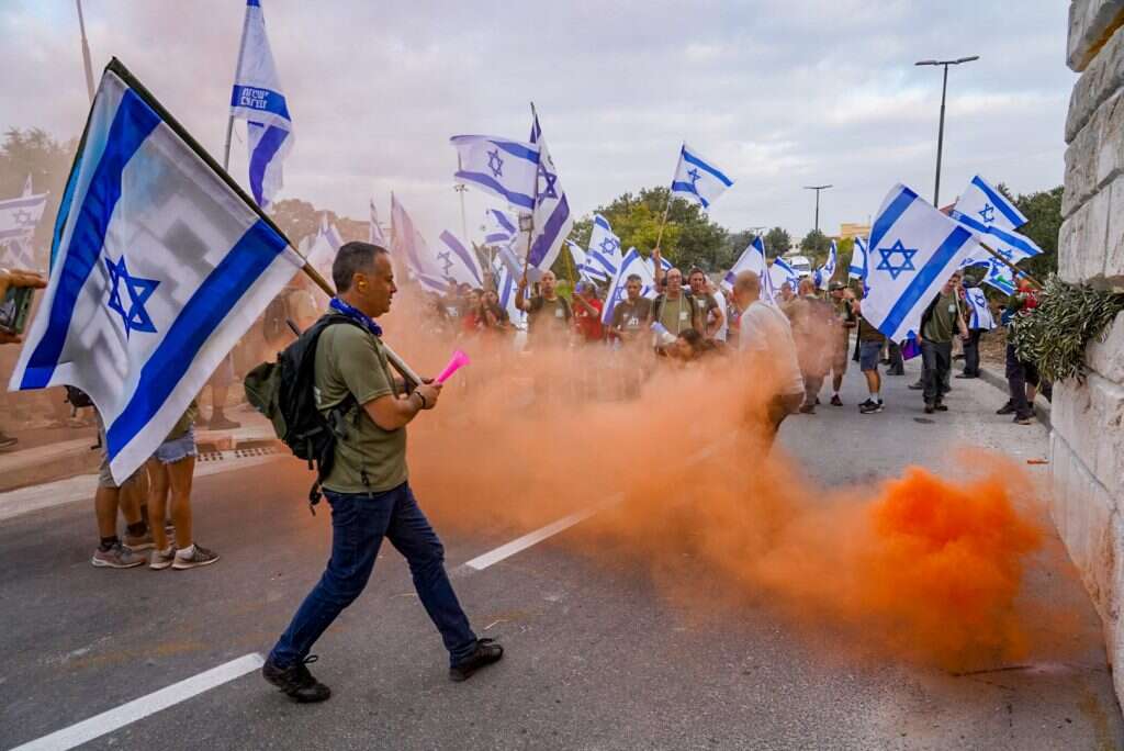 חברי תנועת "אחים לנשק" מוחים נגד שר האוצר בצלאל סמוטריץ', ליד ביתו בקדומים. | הלל מאיר/פלאש90