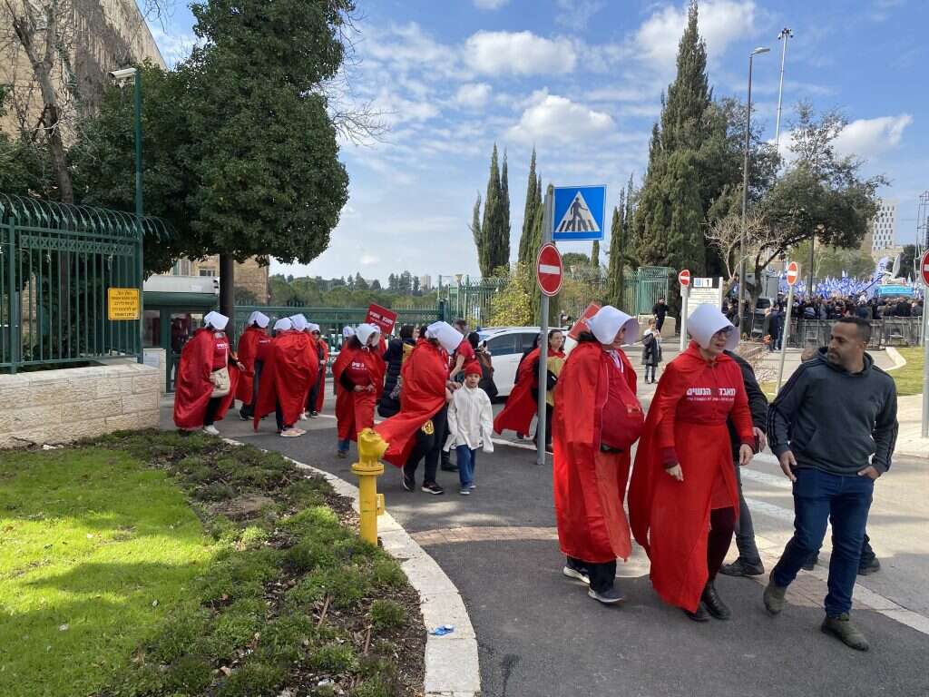 תצוגת הבכורה של מיצג השפחות. ירושלים,כ"ב בשבט. | חגי סגל