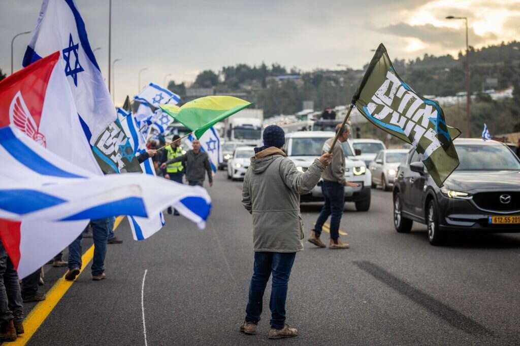 הוויכוח האזרחי נשאר מחוץ לצה"ל. הפגנה נגד הרפורמה. | יונתן זינדל, פלאש 90