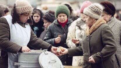 תור למזון במוסקבה, 1990. | איי.פי
