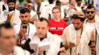 מפגינה בתל־אביב ב"יום התפילין". | תומר נויברג, פלאש 90