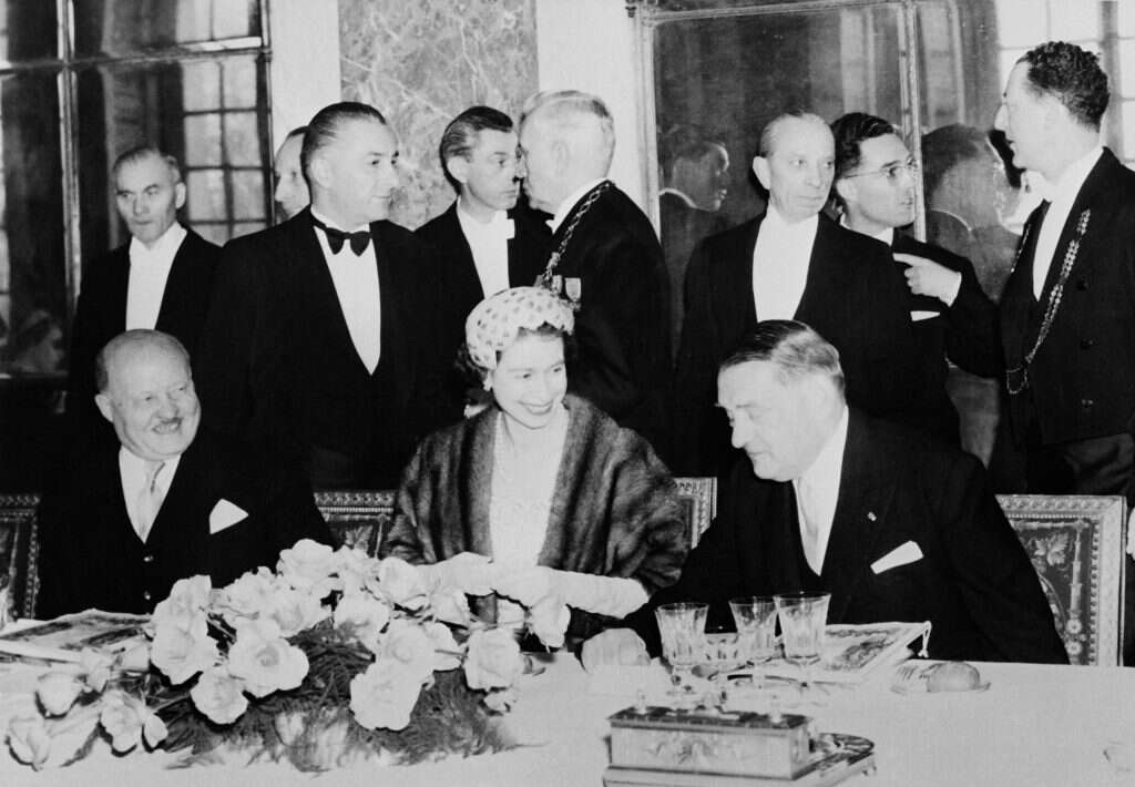 המלכה אליזבת בארמון ורסאי. | AFP