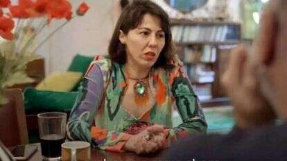 מסך מתוך הסדרה "קרועים", רשת 13