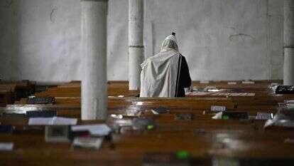 מתפלל באומן. | AFP