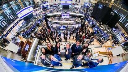 שר הכלכלה ניר ברקת בבורסה בניו יורק. | הבורסה לניירות ערך של ניו-יורק